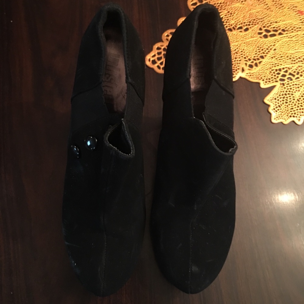 Black ankle heel boot w/ buttons on the side